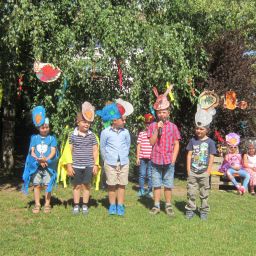 Die Vorschulkinder begrüßen alle Gäste.